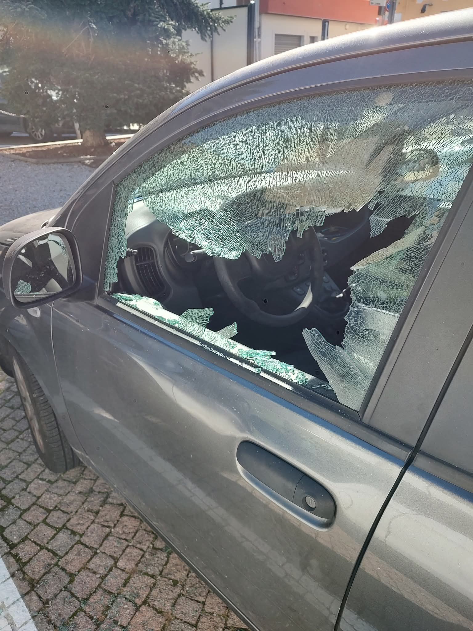SANTENA – Vandali sfasciano finestrini delle auto parcheggiate