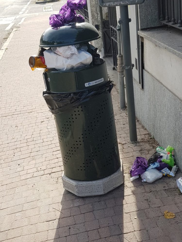 MONCALIERI – Proteste per i cestini dei rifiuti strapieni MONCALIERI – Proteste per i cestini dei rifiuti strapieni