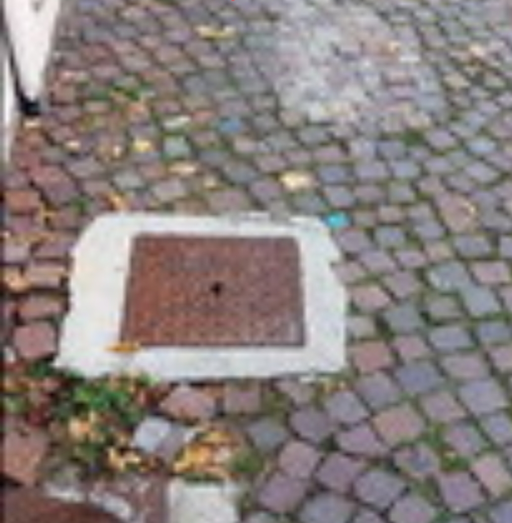 MONCALIERI – Porfido staccato in viale Porta Piacentina