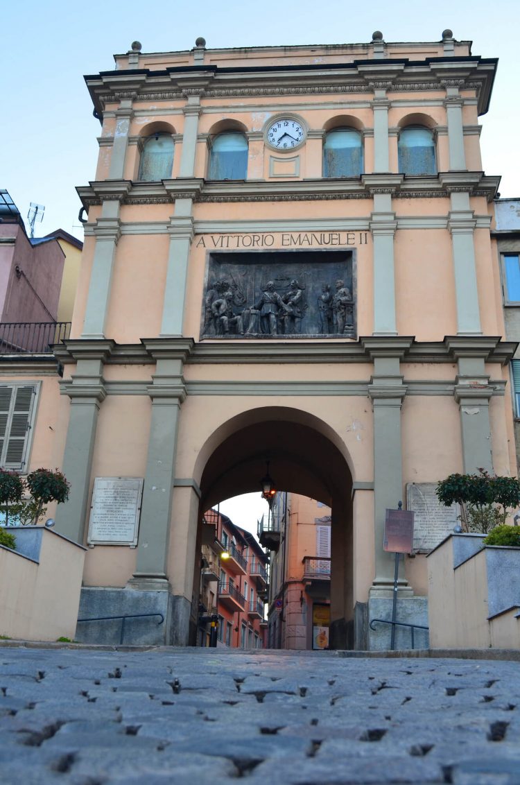 MONCALIERI – Porta Navina illuminata di verde contro la fibrosi cistica
