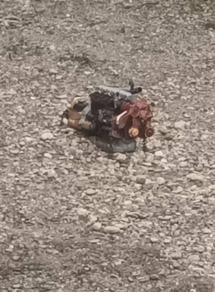 NICHELINO – Motore d’auto abbandonato sulla spiaggia del Sangone NICHELINO – Motore d’auto abbandonato sulla spiaggia del Sangone