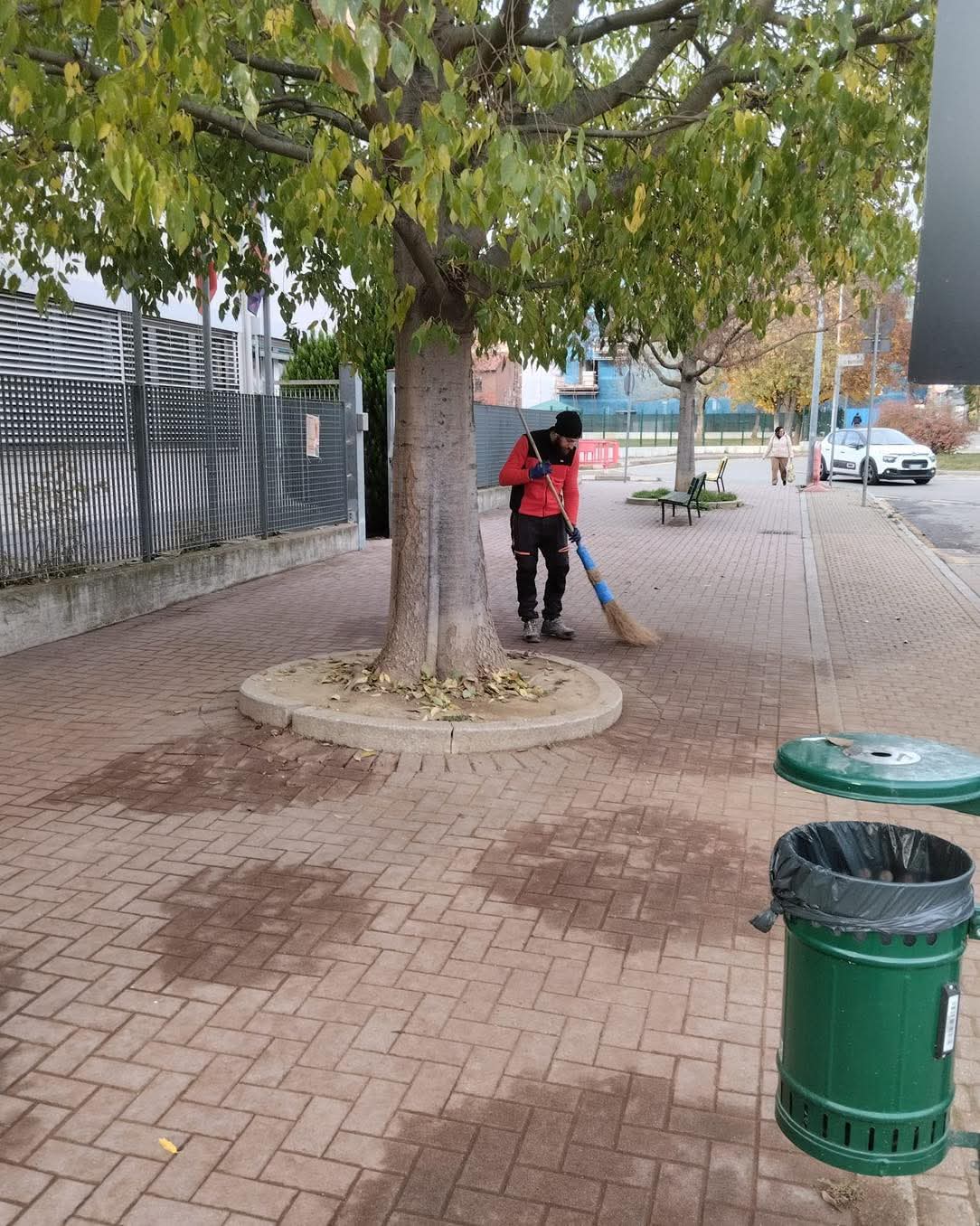 TROFARELLO – Si raccolgono le foglie vicino alle scuole