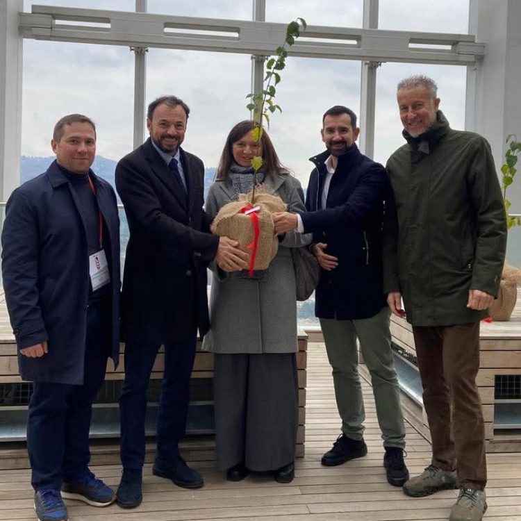 SANTENA – Consegnato al Comune un nuovo albero