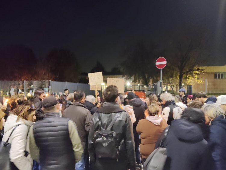 MONCALIERI – Fiaccolata di solidarietà per il 15enne bullizzato