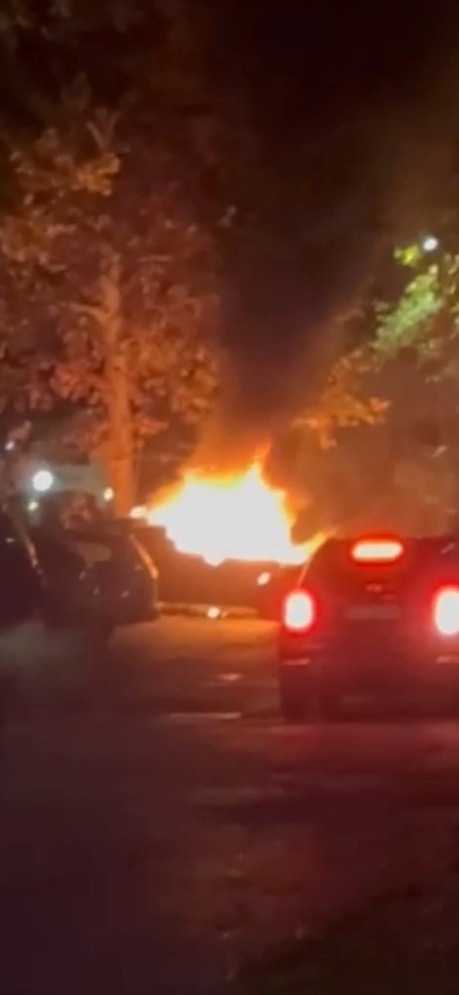 NICHELINO – Esplode un’auto parcheggiata in via Cacciatori NICHELINO – Esplode un’auto parcheggiata in via Cacciatori