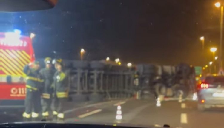 SANTENA – Tir si ribalta sull’autostrada