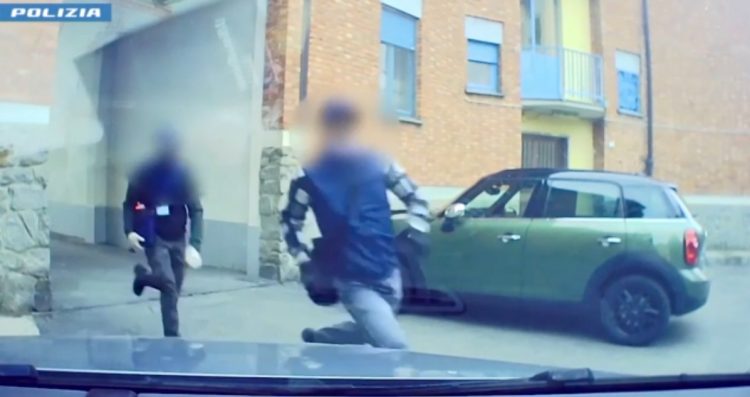 VINOVO – La Polizia di Stato arresta due persone per truffe e furti ai dann degli anziani