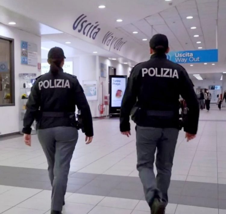 Ricercato per maltrattamenti arrestato all’aeroporto di Torino