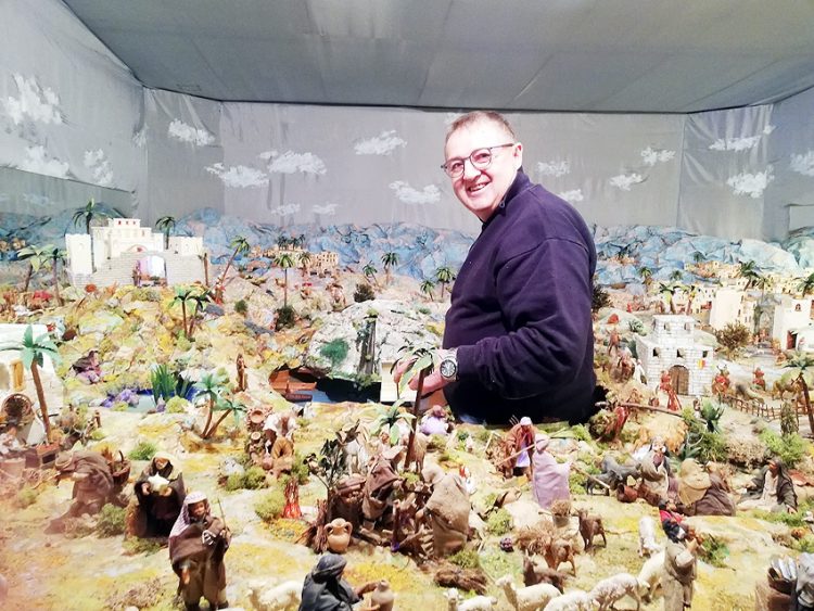 Nel presepe evangelico di Trofarello spunta la cascata nella montagna. Si inaugura il 6 dicembre 2025