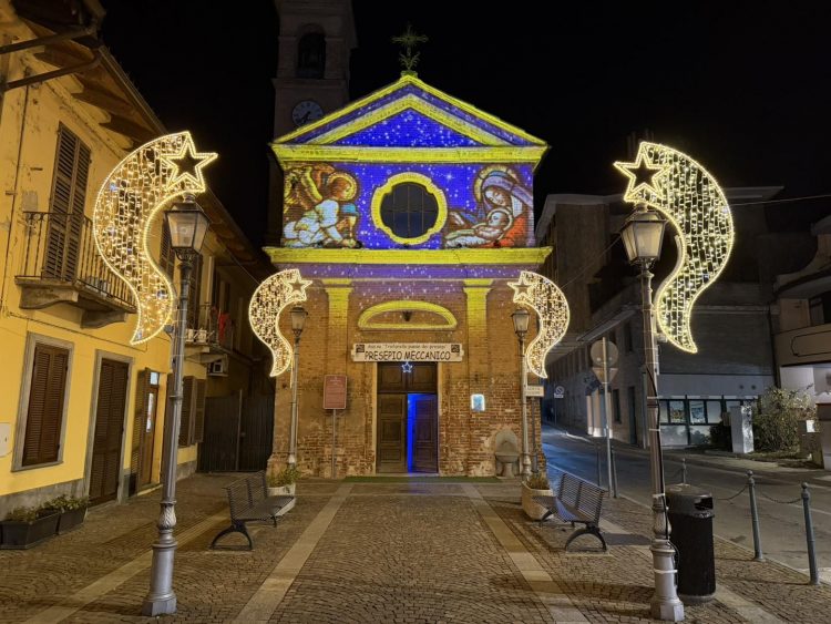 TROFARELLO – Proiezioni natalizie sulla facciata della chiesetta S Giuseppe