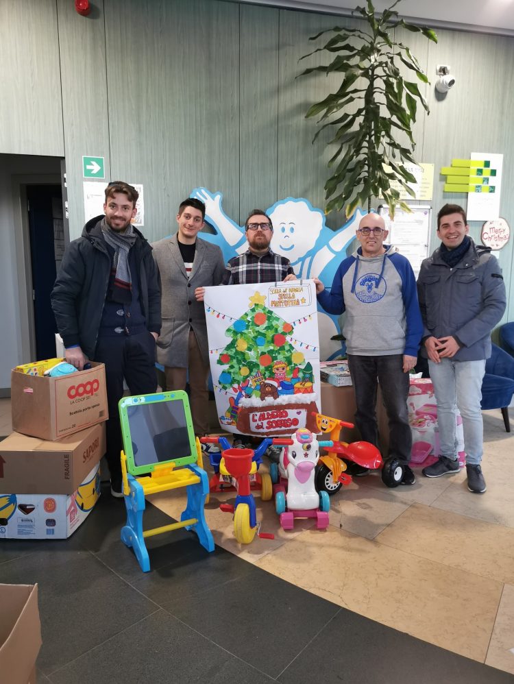 CARMAGNOLA – Successo per la raccolta dell’albero del sorriso