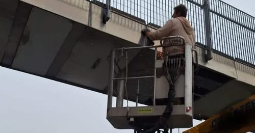 NICHELINO – Passerella Delle Alpi danneggiata da un camion-gru