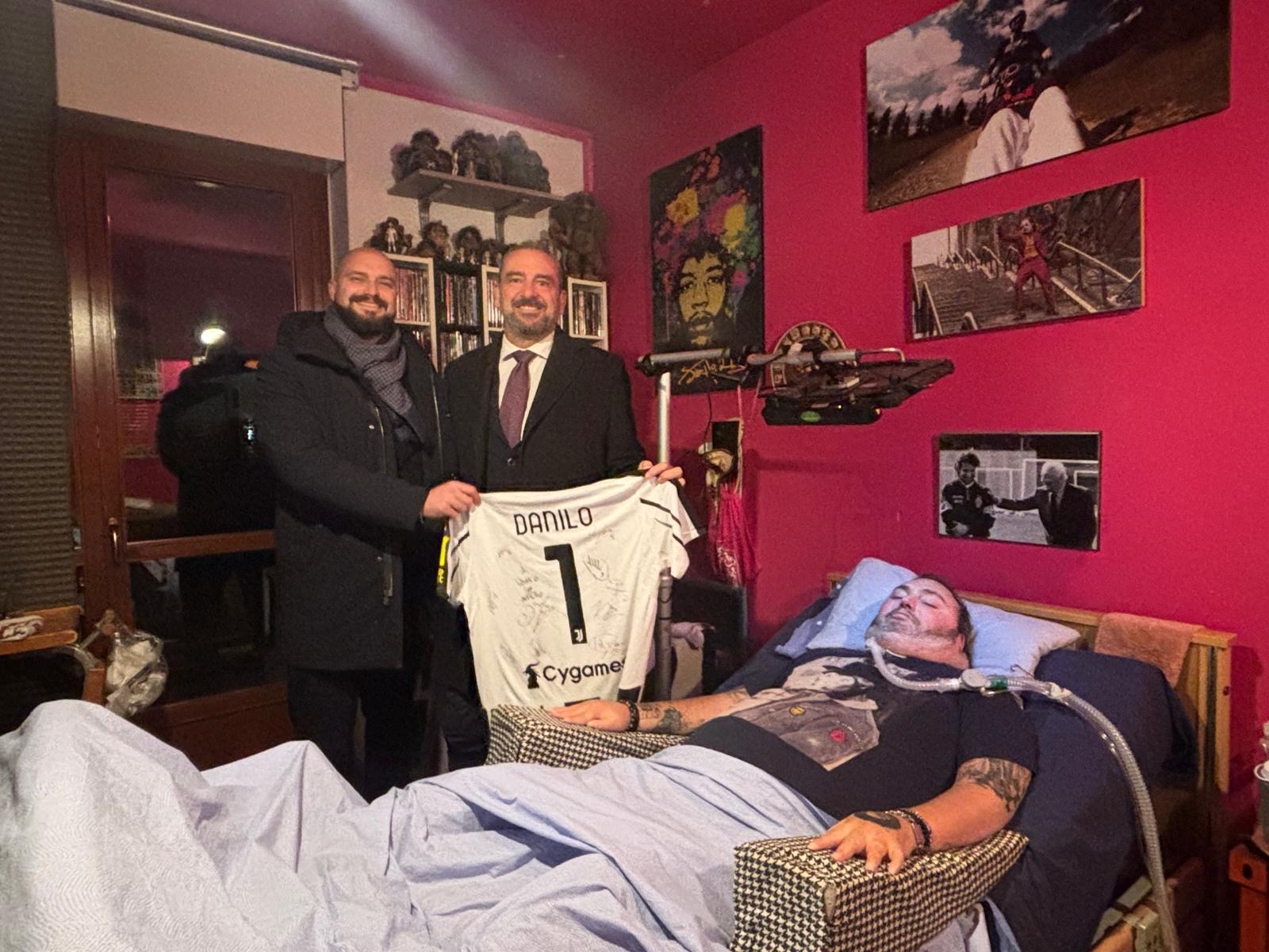 VINOVO – La maglia della Juve dal presidente Atc all’inquilino invalido