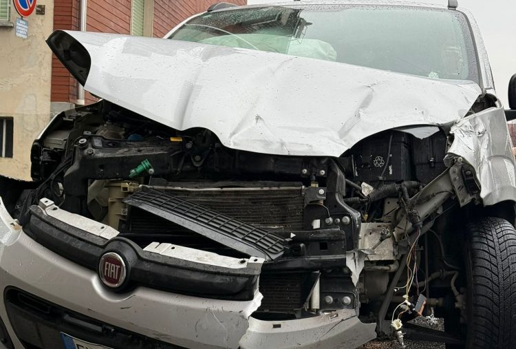 CARMAGNOLA – Incidente in via Del Porto, due feriti lievi