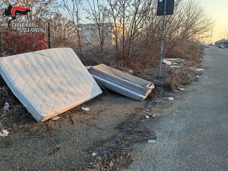 MONCALIERI – Abbandonano materasso e divano sulla strada: denunciati