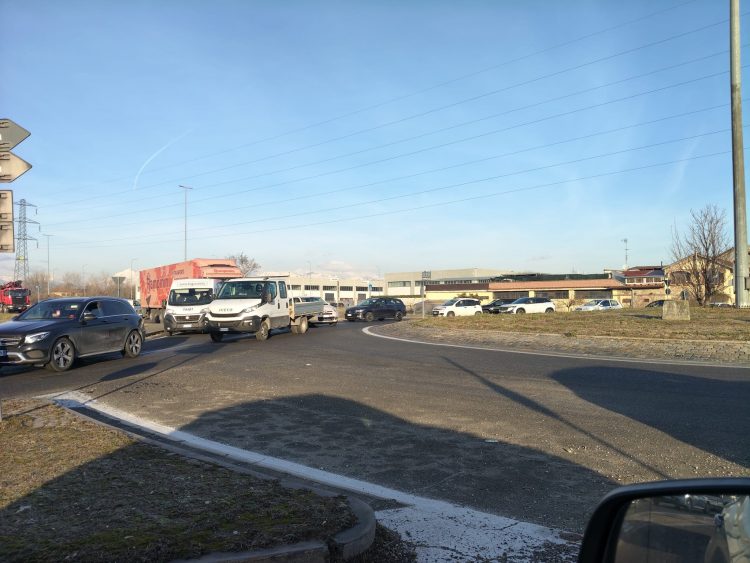 CINTURA SUD – Giornata da incubo sulle provinciali attorno alla tangenziale per la chiusura a causa della rimozione del tir a fuoco