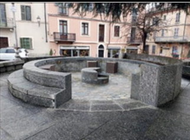 CAMBIANO – La ex fontana diventa una panchina circolare