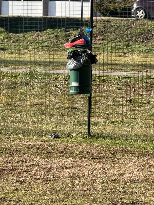 NICHELINO – Area cani via Berlinguer con i cestini dei rifiuti stracolmi NICHELINO – Area cani via Berlinguer con i cestini dei rifiuti stracolmi