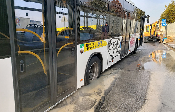 Bus sprofonda nell’asfalto