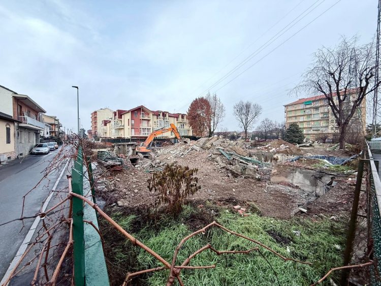 NICHELINO – Completato l’abbattimento della vecchia scuola Papa Giovanni