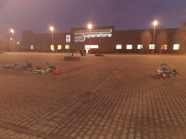 MONCALIERI – Vandali sfasciano biciclette davanti l’Esselunga