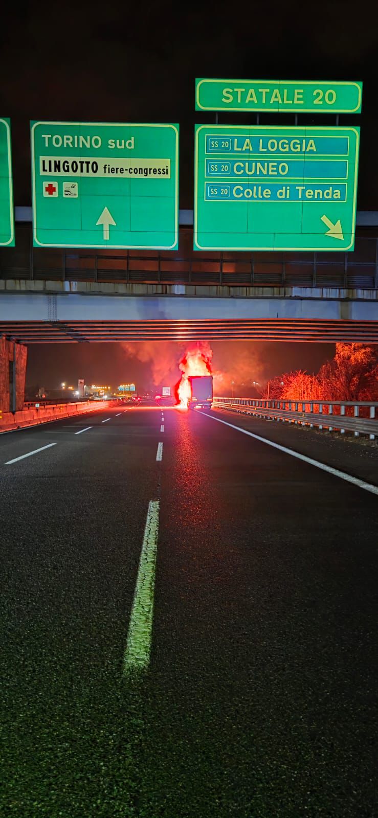 NICHELINO – Incubo notturno in tangenziale: camion va a fuoco e tutto resta bloccato per ore