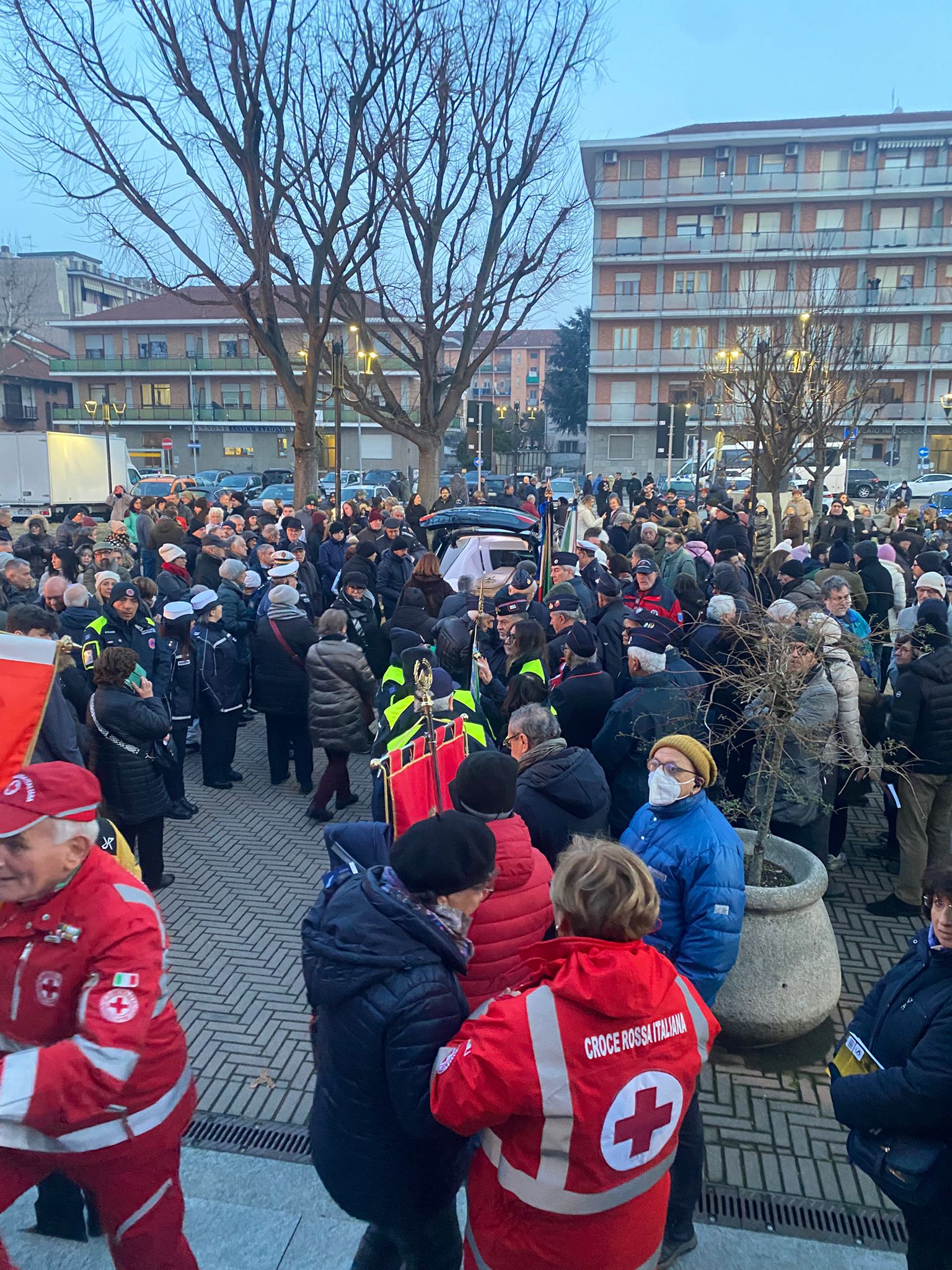 NICHELINO – Chiesa gremita per i funerali di Don Paolo