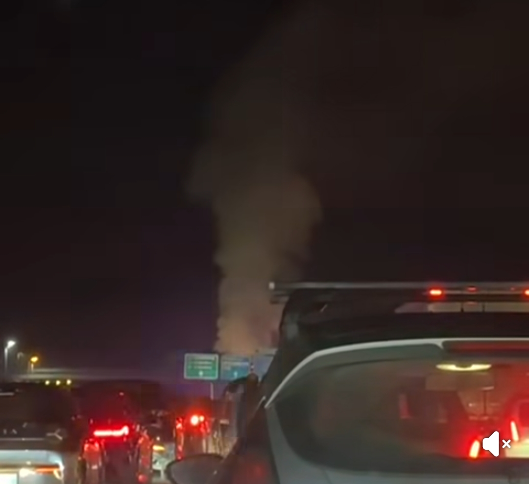 NICHELINO – Incubo notturno in tangenziale: camion va a fuoco e tutto resta bloccato per ore