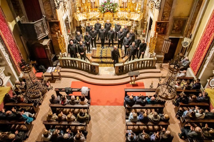 CARMAGNOLA – Tutto esaurito per lo spettacolo del coro ‘La Rupe’