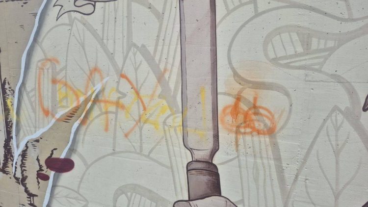 LA LOGGIA – Imbrattato il murale della piazza centrale, la rabbia del sindaco