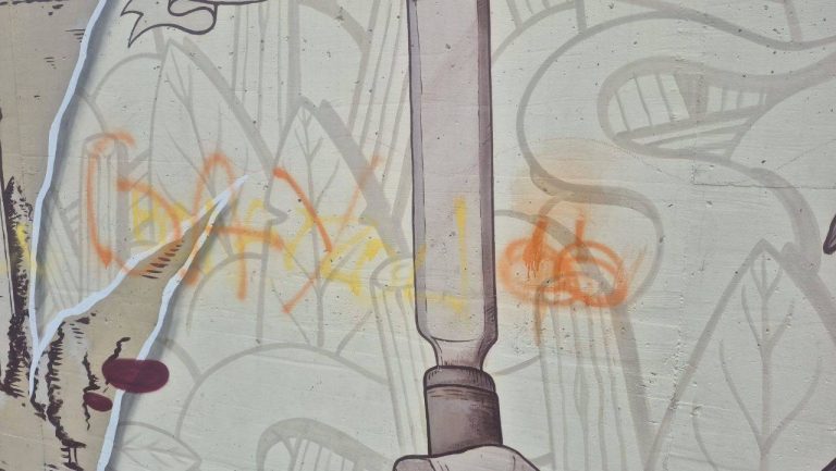 LA LOGGIA – Imbrattato il murale della piazza centrale, la rabbia del sindaco