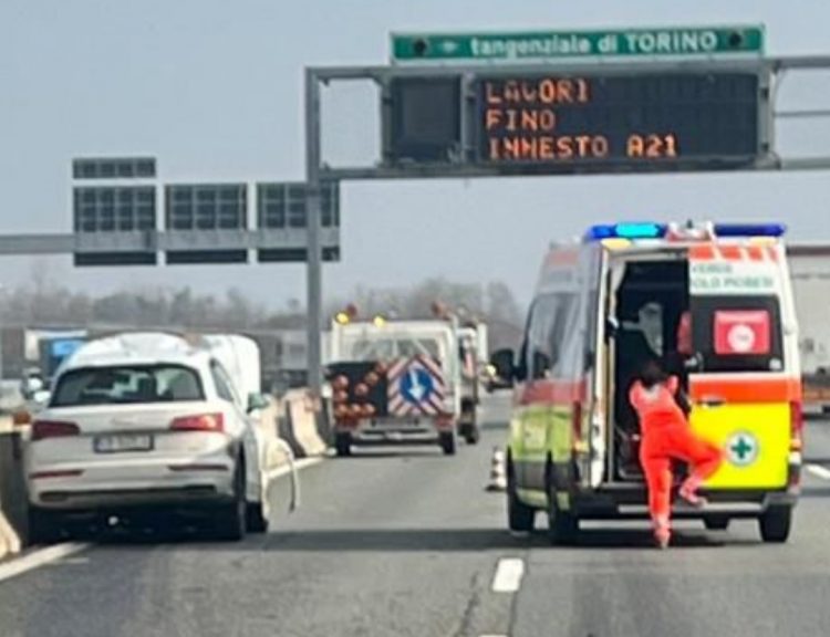 NICHELINO – Con l’auto travolge un mezzo di cantiere sulla tangenziale