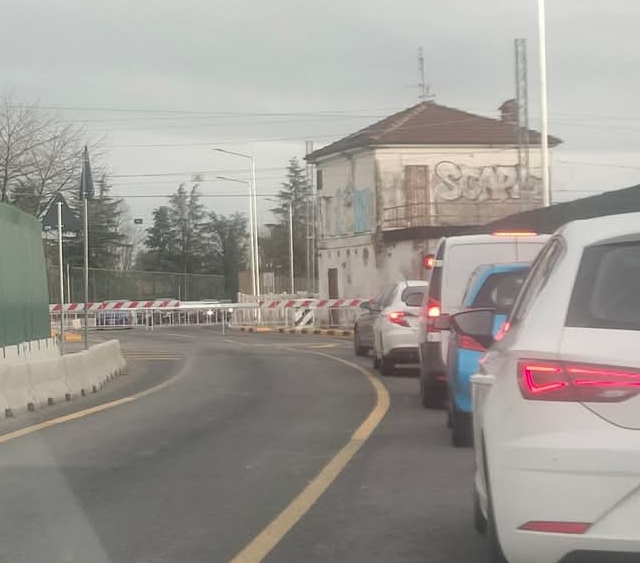 VINOVO – Continuano i disagi al passaggio a livello e il livello di smog si alza VINOVO – Continuano i disagi al passaggio a livello e il livello di smog si alza