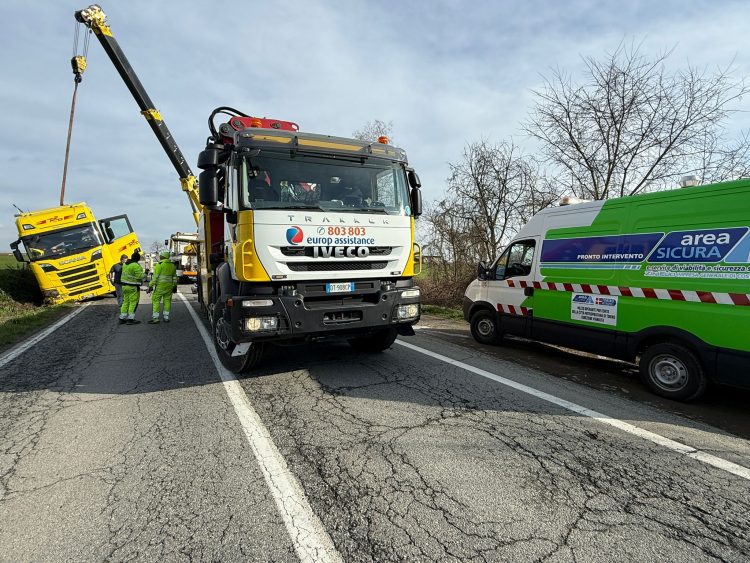 CARMAGNOLA – Tir fuori strada sulla provinciale per Pralormo