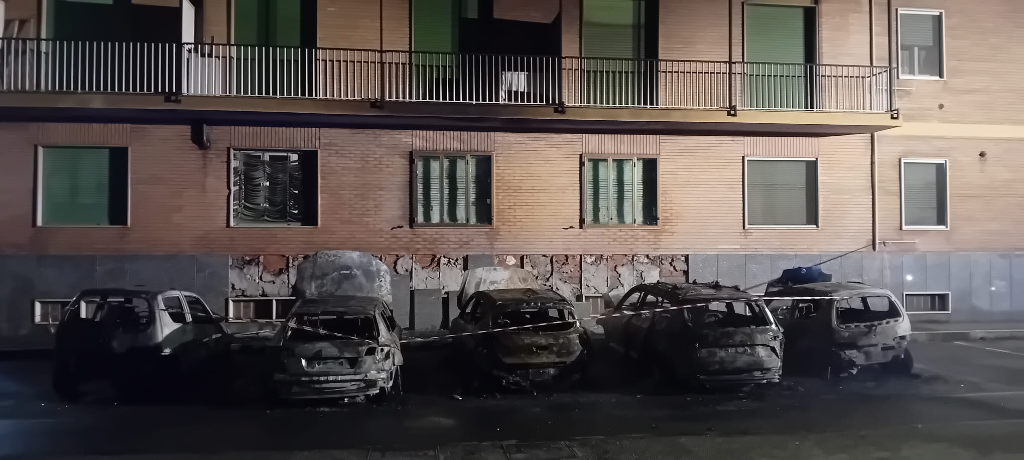 NICHELINO – Cinque macchine a fuoco nella notte in via Bra