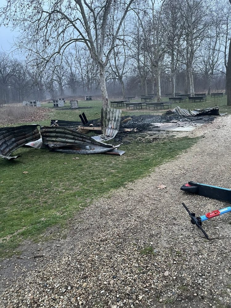 NICHELINO – Casetta di legno dei rifiuti al Boschetto incendiata