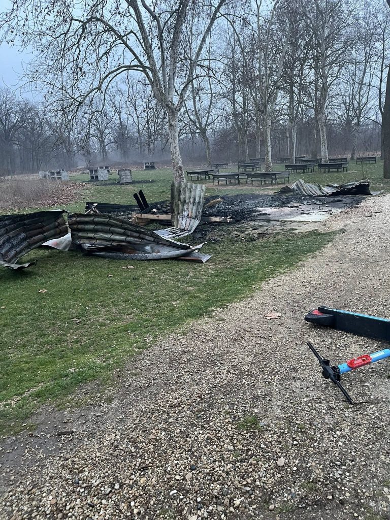 NICHELINO – Casetta di legno dei rifiuti al Boschetto incendiata