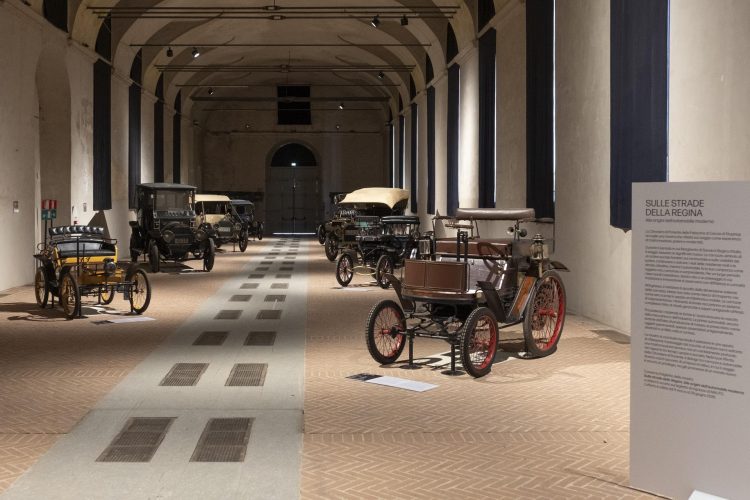 STUPINIGI – La mostra delle antenate delle automobili