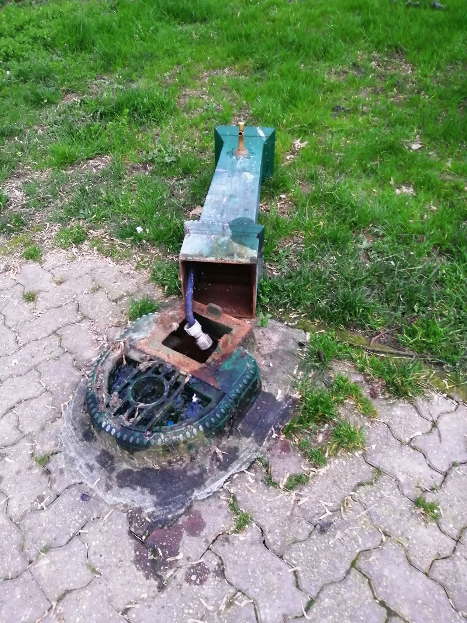 CARMAGNOLA – Vandali devastano una fontana nel giardino dietro le Poste