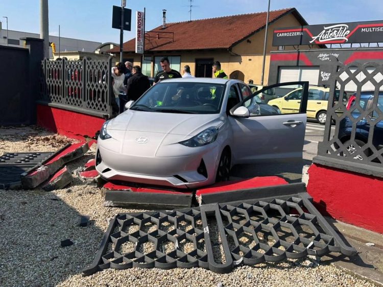 NICHELINO – Incidente in via XXV Aprile, auto sfonda cancellata