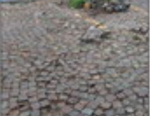 MONCALIERI – Cartelli di pericolo per pavimentazioni sconnesser