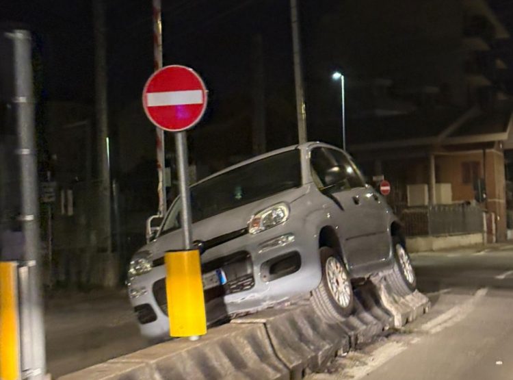 NICHELINO – Perde il controllo della vettura e finisce sullo spartitraffico vicino al passaggio a livello