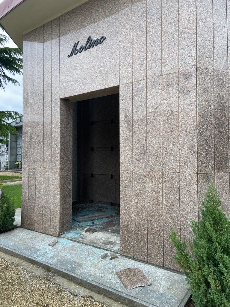 SANTENA – Cimitero depredato dai predoni del rame