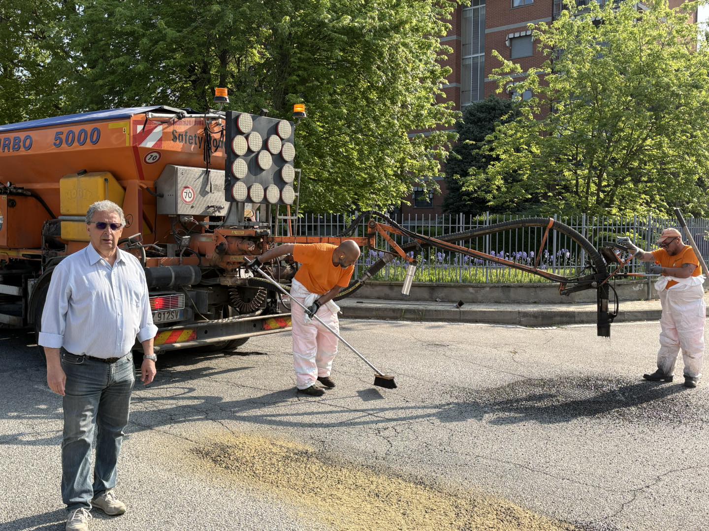 TROFARELLO – La macchina tappabuchi aggiusta le strade