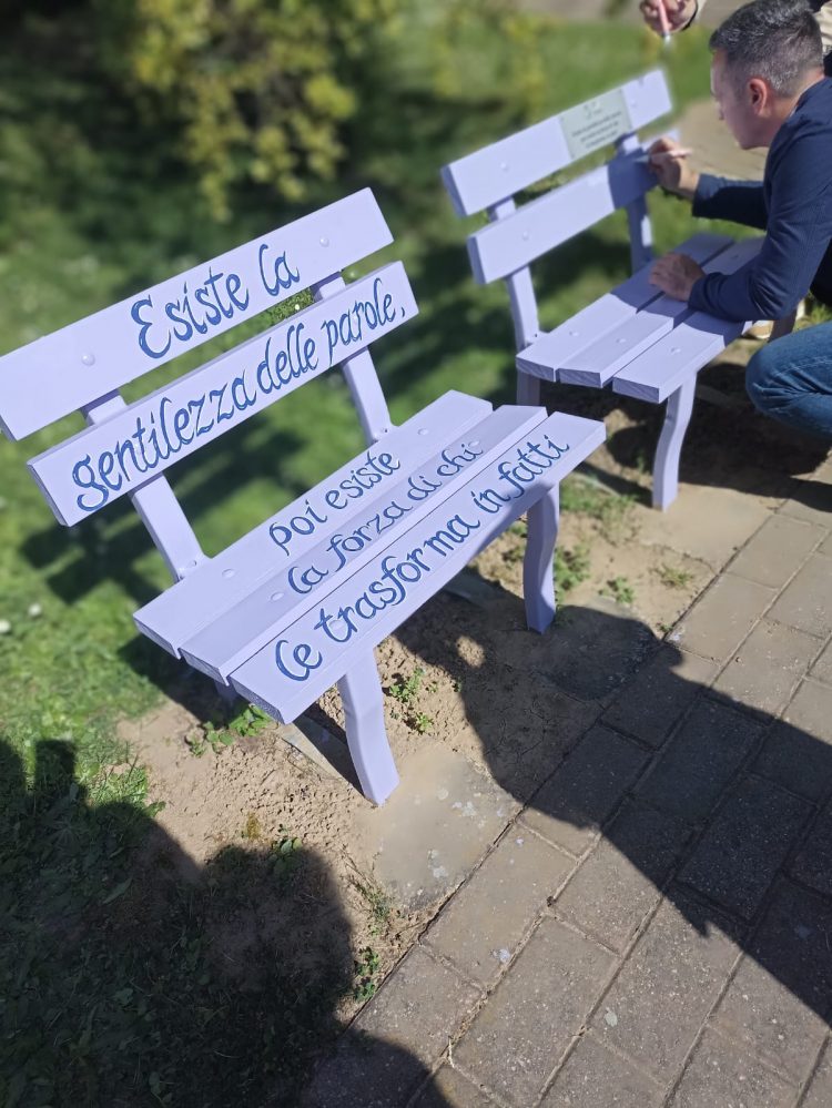 SANTENA – Installate le panchine della gentilezza