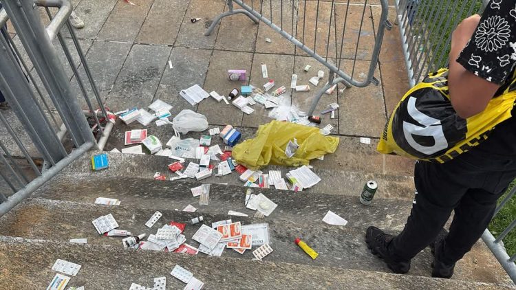 MONCALIERI – Rifiuti abbandonati sul ponticello di via Sestriere