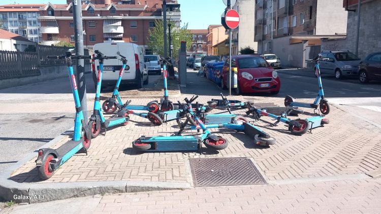 NICHELINO – Monopattini gettati a terra dei vandali