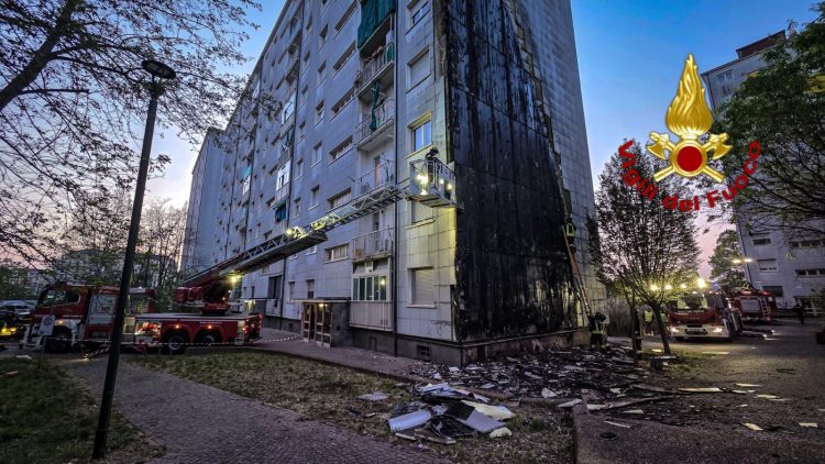 CRONACA – Palazzo in fiamme a Torino al confine con Nichelino