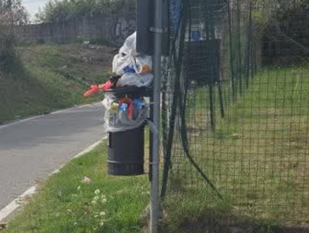 MONCALIERI – Cestini dei rifiuti non svuotati da giorni