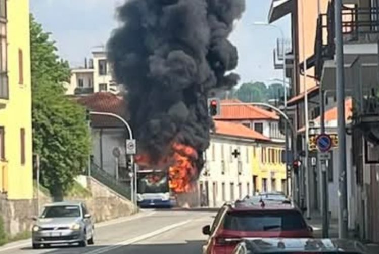 MONCALIERI – A fuoco autobus in via Cavour